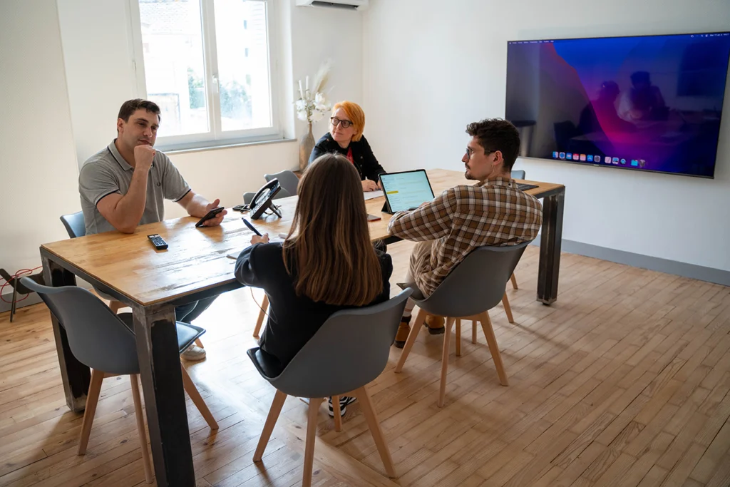 attraction-bureaux-location-de-bureaux-privatifs-a-toulouse-salle-de-reunion-a-louer-equipe-1