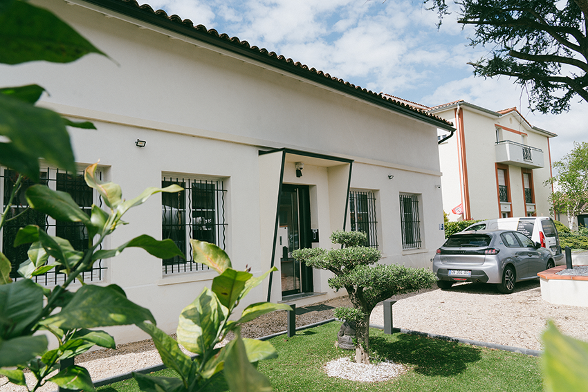 nrv entrée maison bâtiment parking